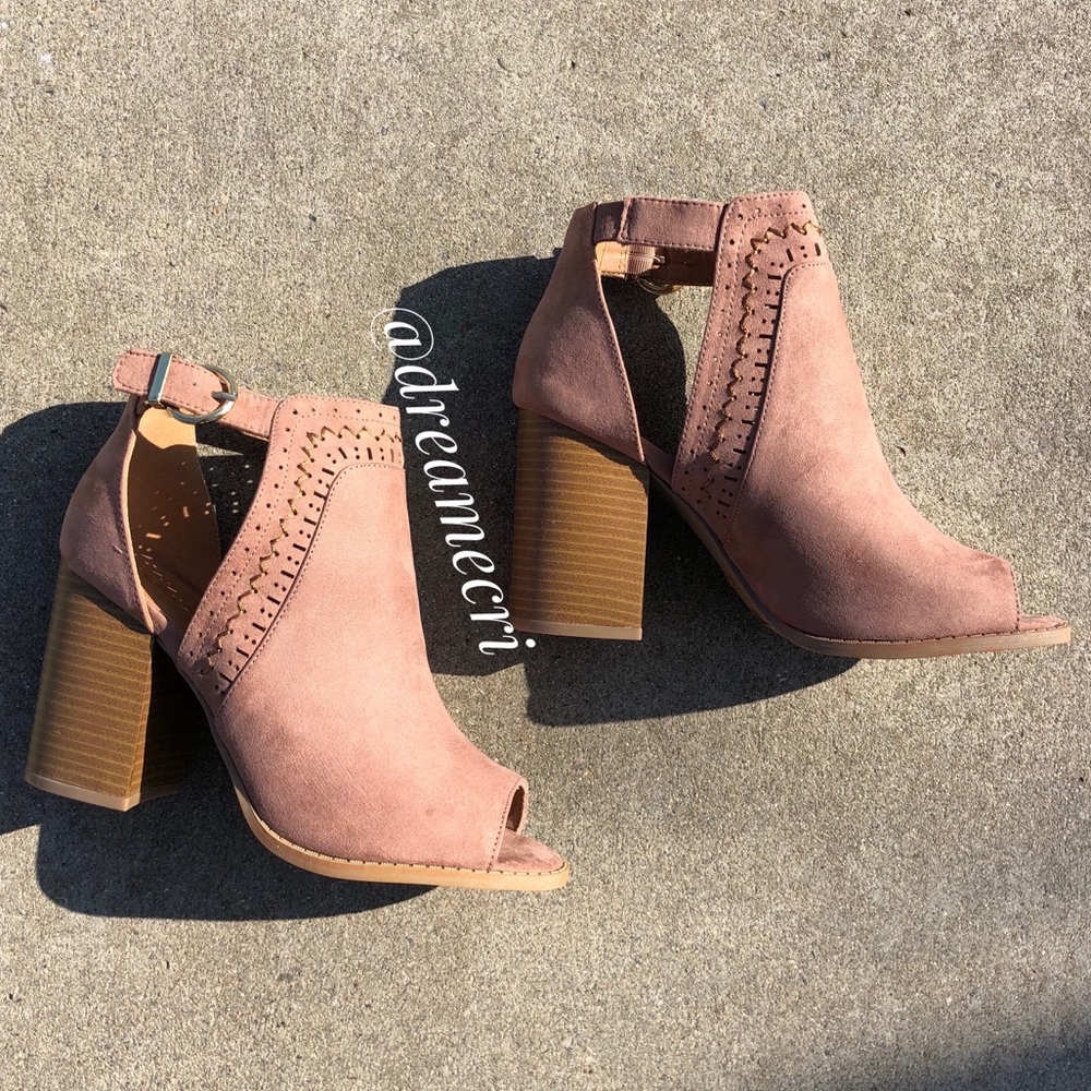 Qupid Vegan Cut-Out Peep-Toe Rose Shoe Boots Size 9